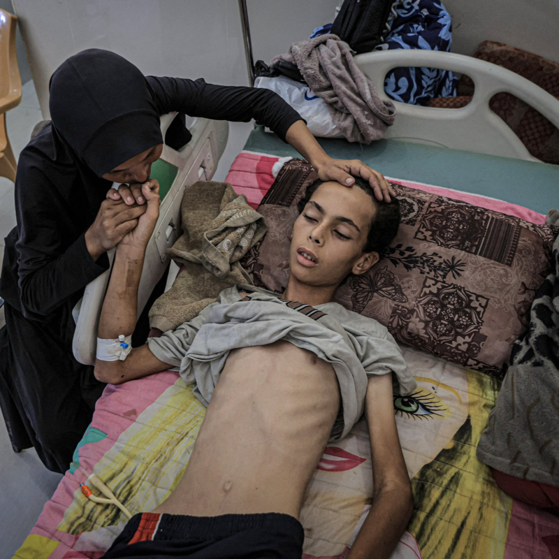 Obrázek epizody Izrael odmítá, že je v Gaze hladomor. Ale místo novinářů do Pásma pustil influencery