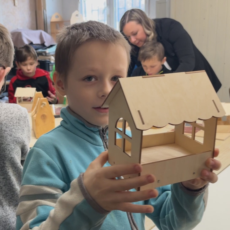 Obrázek epizody Mostečtí školáci sestavují ptačí krmítka.