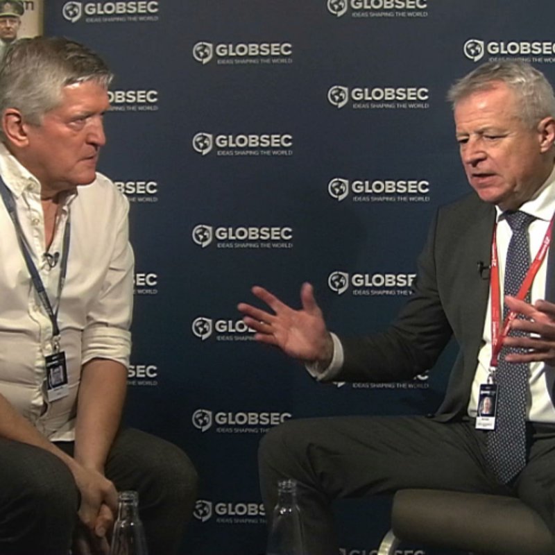 Obrázek epizody .pod lampou s Petrom Kolářom: Čo sa stalo s Amerikou? A ako má odpovedať Európa?