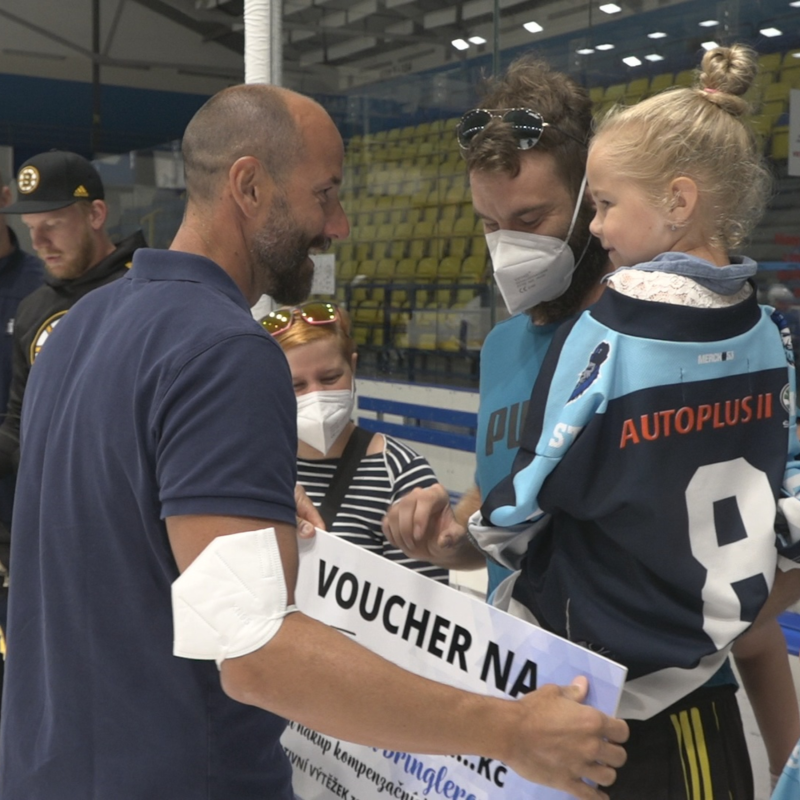 Obrázek epizody Charitativní výtěžek z letošního soustředění Mosteckých lvů pomůže šestileté Terezce Bringlerové z Mostu.