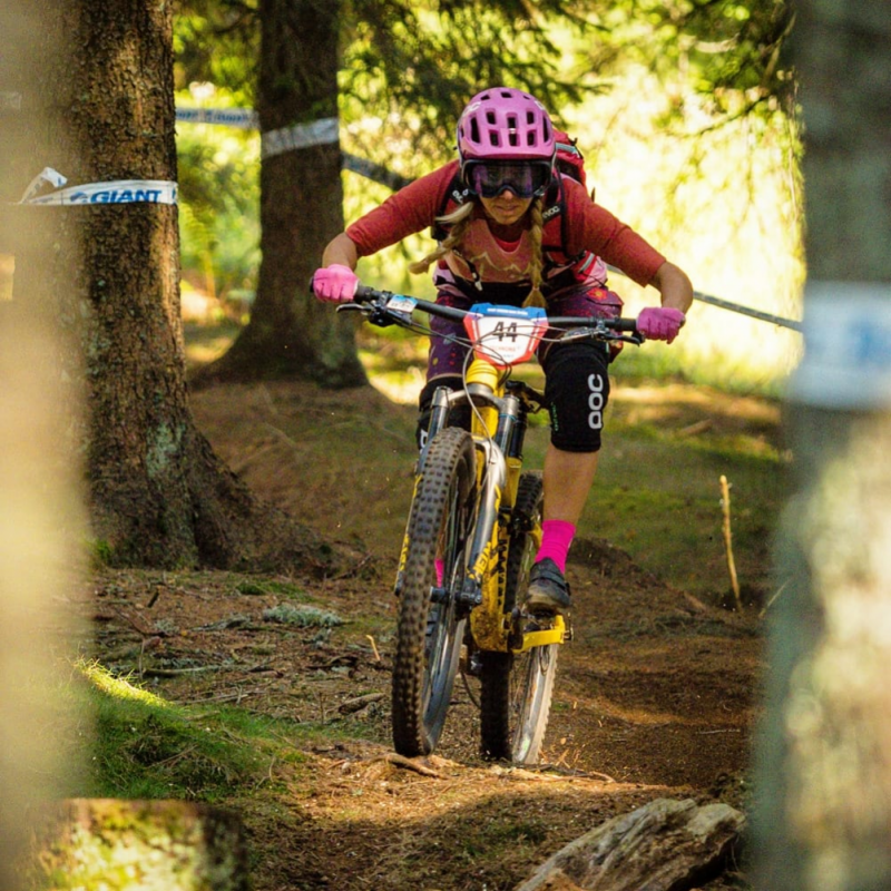 Obrázek epizody Davos Klosters - Projeďte si jednu z největších single trailových arén Švýcarska s dvojnásobnou mistryní ČR v enduru Andreou Drengubákovou