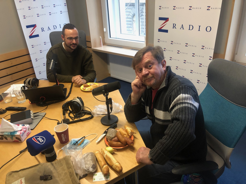 Obrázek epizody Dělám fantastickou tlačenku, odpovídá herec Petr Čtvrtníček na otázku, co teď v době korony vlastně dělá, a dodává, že si koupil digitální udírnu a tak trochu "uzenaří".