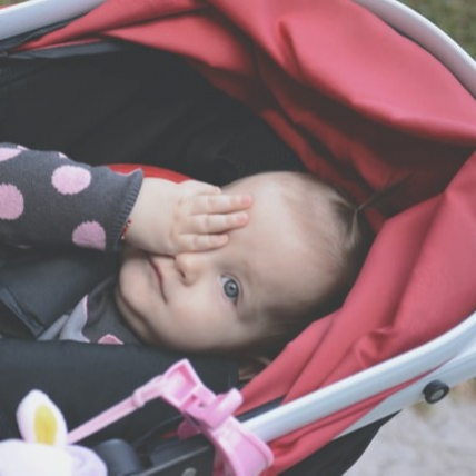 Obrázek epizody Ep.29 Kočárky, lehátka, chodítka a jak se v tom vyznat | Michaela Kačírková