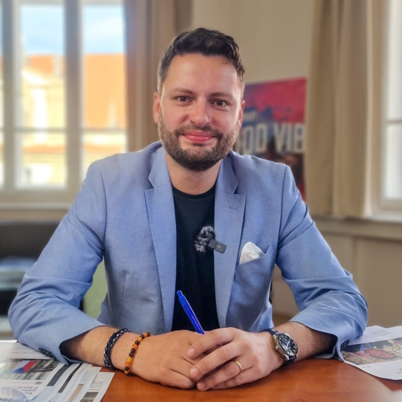 Obrázek epizody Čau Praho! #39: Vládě Petra Fialy po Pirátech přestává věřit už i hnutí STAN