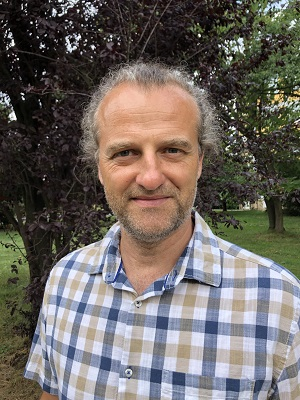 Obrázek epizody Mikrobiolog Leoš Valášek: Nejhorší je, když jdeme z extrému do extrému, to v lidech budí zbytečnou hysterii a strach. Úspěch ve vědě je často také o náhodě