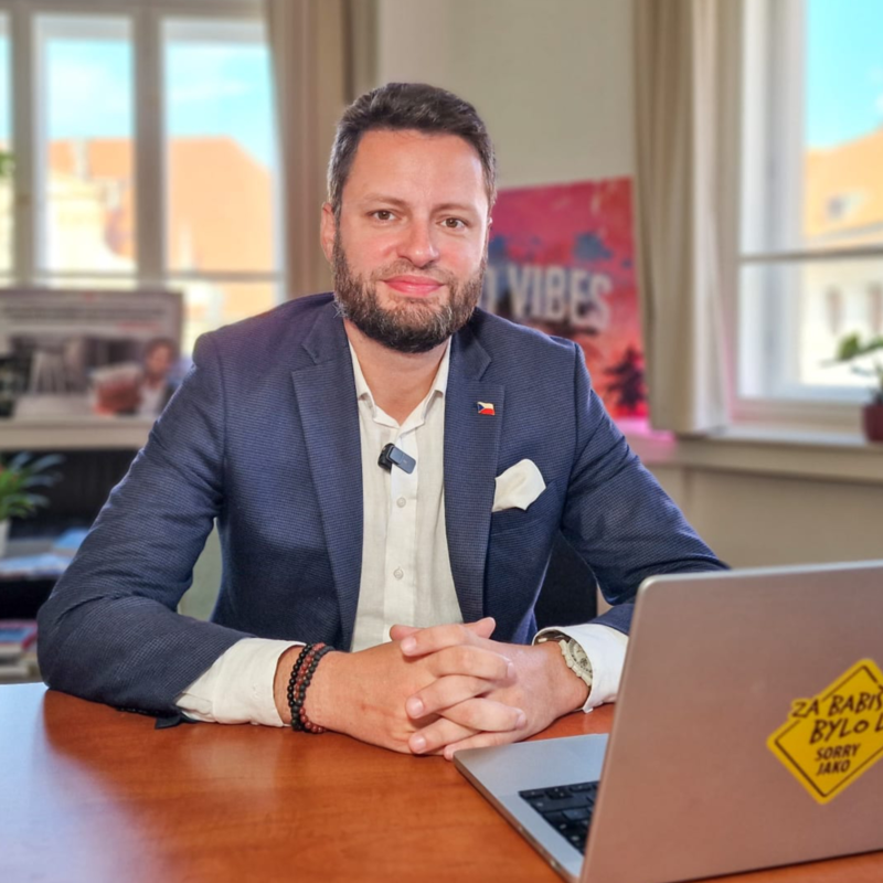 Obrázek epizody Česko se jediné propadá. Poslanci se ale smějí. Stanjura odmítl zveřejnit rozpočet. | Čau Praho! #91