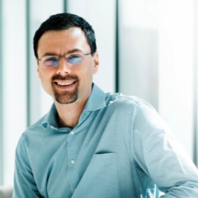 Obrázek epizody Disraptors #7: Ondřej Vlček je „nejhůře placený šéf v Česku“ aneb účtárna mi zaokrouhlila mzdu na nulu.