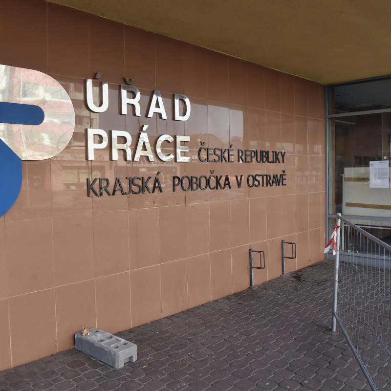 Obrázek epizody Lidé čekají měsíce na podporu, úřady práce jsou zahlcené