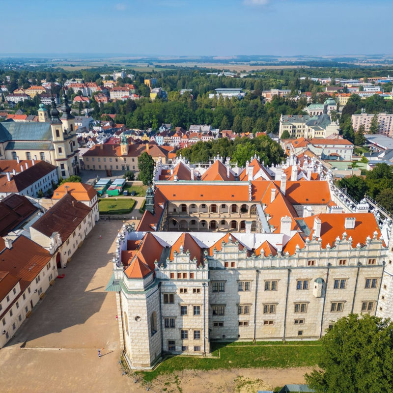Obrázek epizody Vzhůru do Pardubického kraje: Za krásou strojů i koní, architektonickými skvosty nebo přírodními unikáty