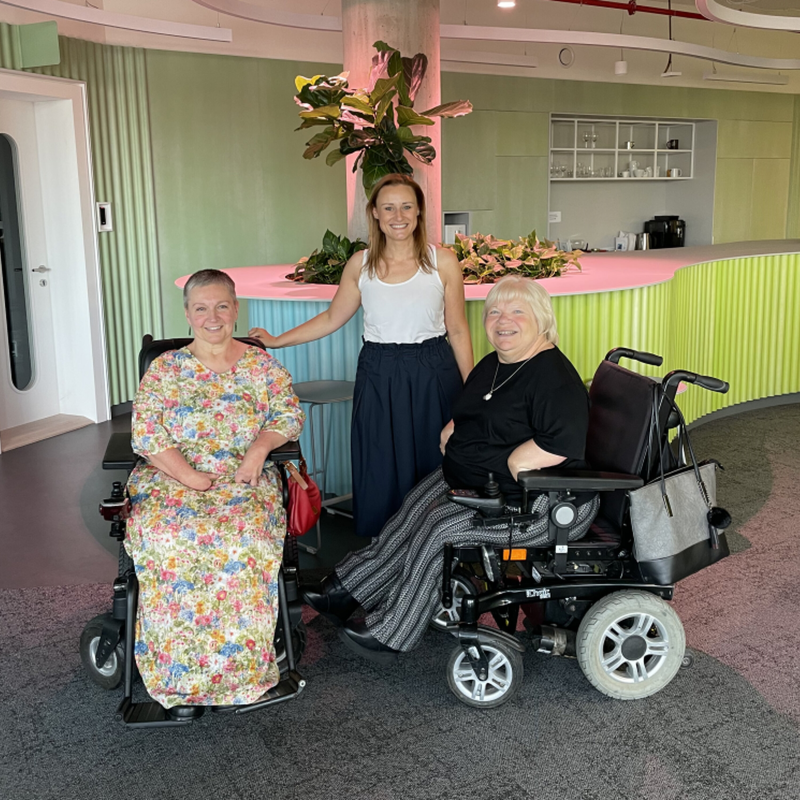 Obrázek epizody Asistenční služba jezdí k lidem i v noci, třeba když potřebují otočit na posteli. S organizací Prosaz o nutnosti asistence i o chráněných dílnách .