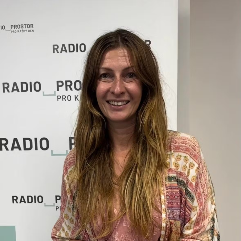 Obrázek epizody Martina Tůmová: Zaznamenávání si koncertů na mobilní telefon nám bere prožitek a kontakt umělce s publikem to celé nabourá. Zakažme to