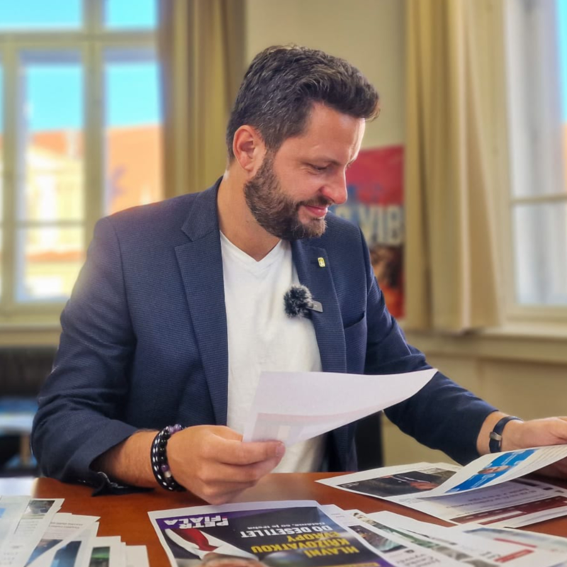 Obrázek epizody Čau Praho! #47: Prezidentova lenost stála Čechy 4 miliardy Kč. Bartoš kupuje koberce za 65 milionů.