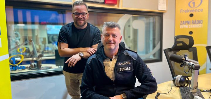 Obrázek epizody Sluchátka u chodců a cyklistů jsou velký problém, říká v Press klubu šéf dopravní policie Jiří Zlý