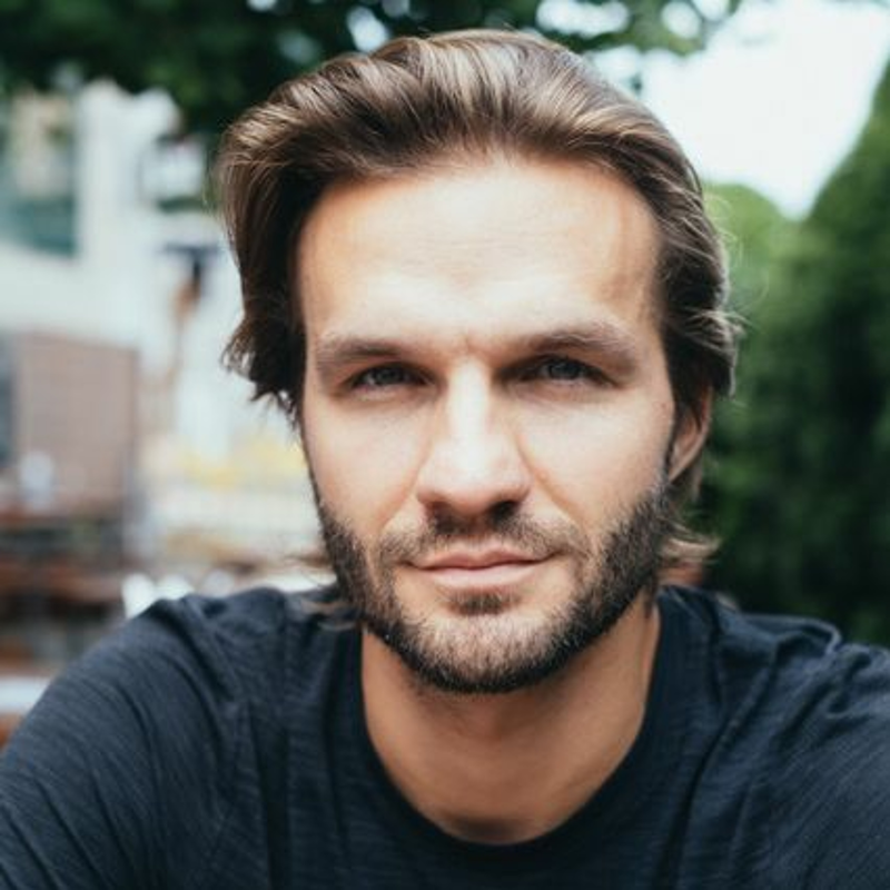 Obrázek epizody Matyáš Ramba: Postavení nového cirkusu v Česku nás štvalo. I proto vznikla inscenací Grandiózní