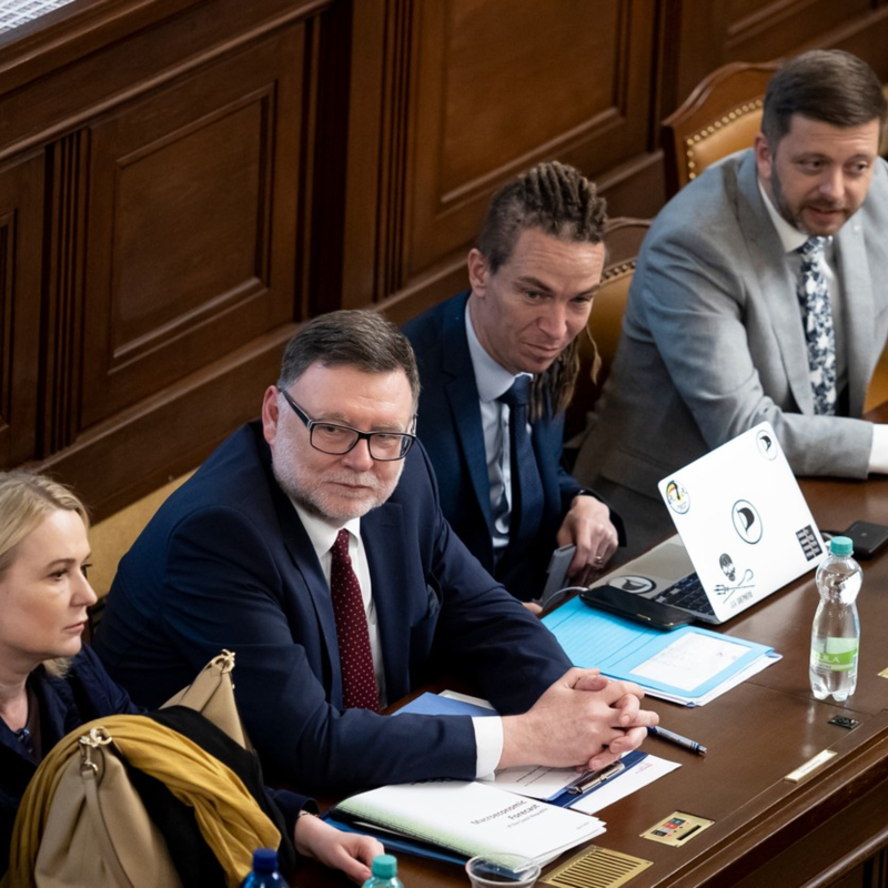 Obrázek epizody Další vládní hádka? Stanjura se zkrácením rodičovské narazil