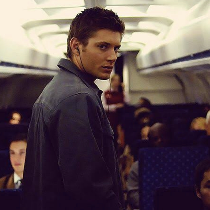 Obrázek epizody Epizoda 7 - 104 "Phantom Traveler“ – Démon v letadle + JIB13 Italy