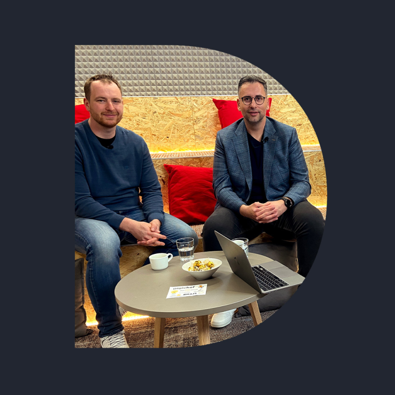 Obrázek epizody 🎤 Jindřich Fáborský a Honza Makovička | „Chceme, aby kvalitní výstup řečníků byl páteří našich akcí." | Digichef Podcast