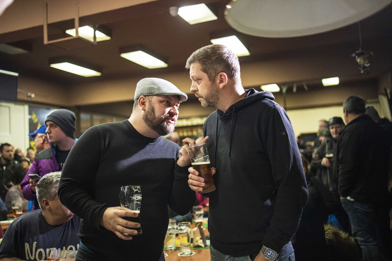 Obrázek epizody Štamgastů v Karviné se Rakušan nebál. A co Fialy?