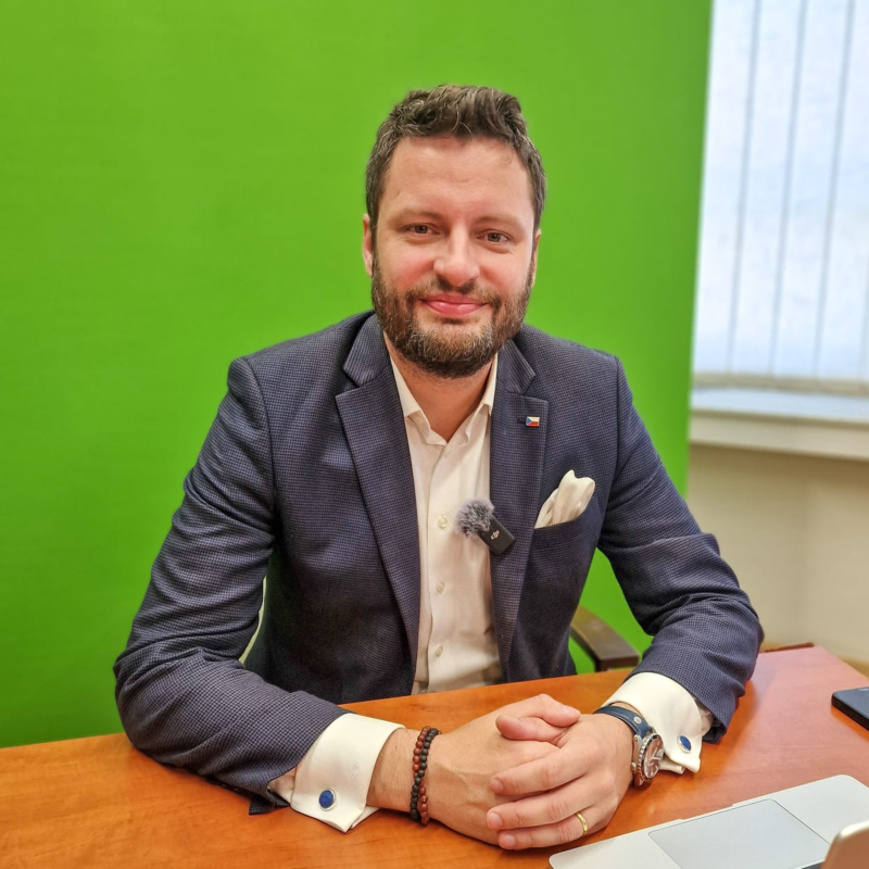 Obrázek epizody Bitcoin jako zástěrka. Tohle Rakušan nechce, abyste věděli. Kdo dostal stamiliony? | Čau Praho #136