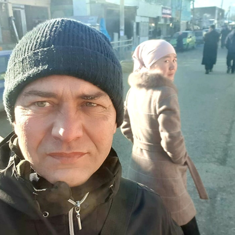 Obrázek epizody "V Kyrgyzstánu je pořád život takový, jaký byl u nás před 50 lety," vzkazuje z místa novinář a volební pozorovatel Tomáš Vlach