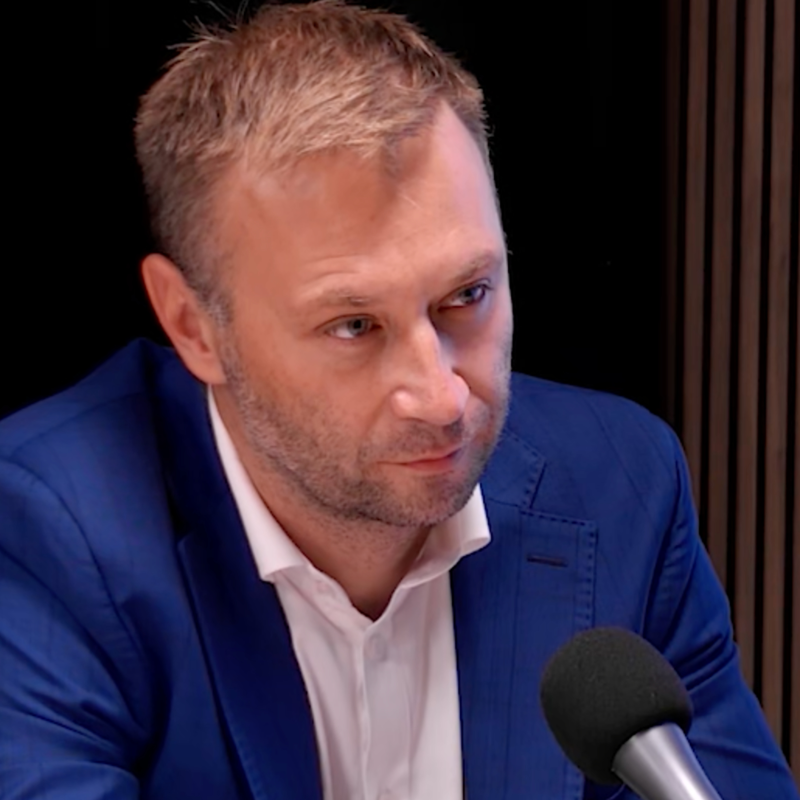 Obrázek epizody Hrozí rozpad světového pořádku, bavit se s Ruskem je naivní. Cesta k míru vede přes zbrojení v Evropě, tvrdí Robert Vass, prezident a zakladatel organizace Globsec