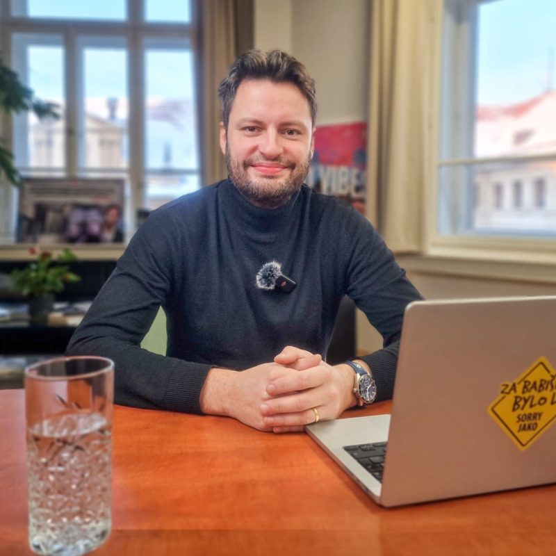 Obrázek epizody Fiala slíbil 90 milionů na boj proti klimatu. Češi mezitím chudnou a žádají o dávky. Čau Praho! #60