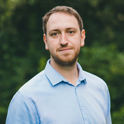 Obrázek epizody Pražská kavárna: „Sněmovna mě láká, pro právníka je to to nejzajímavější,'' říká zastupitel Robert Pecka.