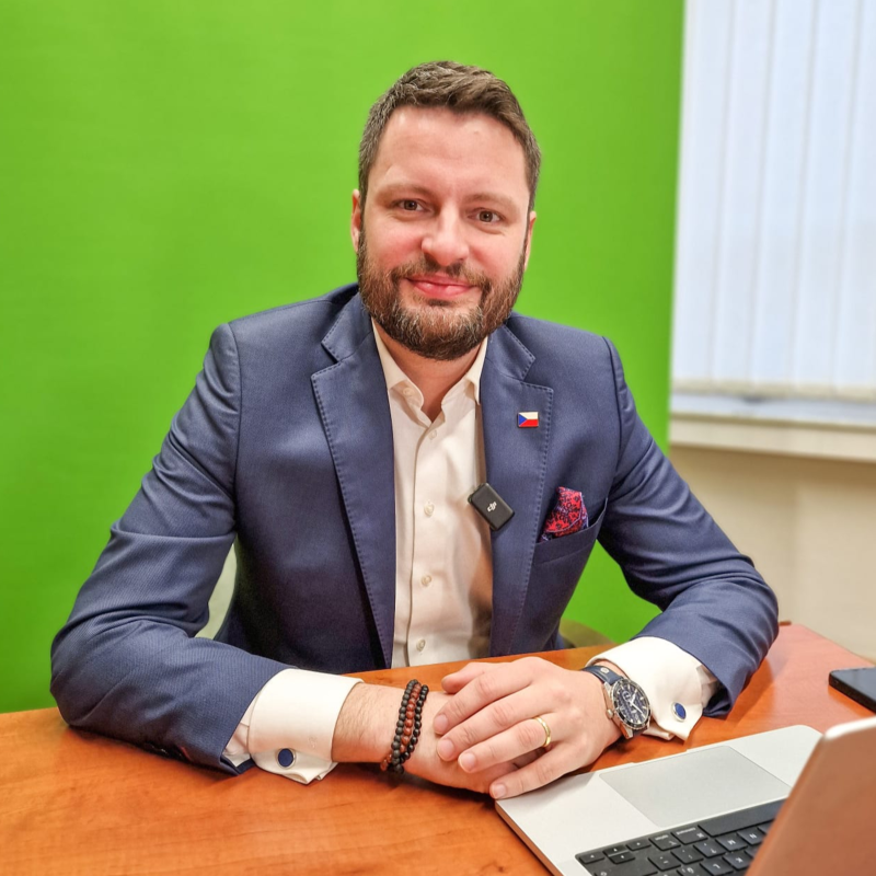 Obrázek epizody Rána pro SPOLU! Kdo povede TOP09? Už se mezi sebou rvou. Fialu v Paříži nechtěli. | Čau Praho #121