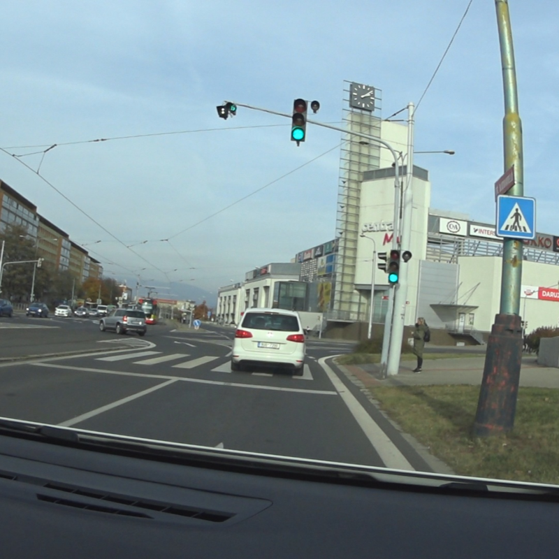 Obrázek epizody Náhlý nárůst počtu dopravních nehod na jedné z hlavních mosteckých křižovatek poblíž obchodního domu Central –  povede k úpravě provozu semaforů ve městě.