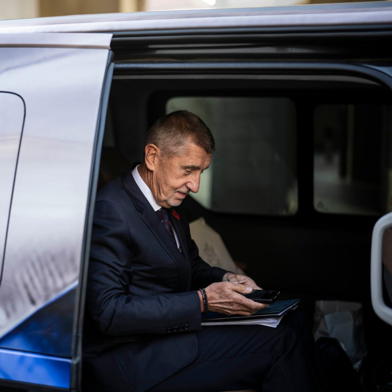 Obrázek epizody Babiš zatím nechce představit řešení střetu zájmů a prezident nechce ustoupit. Kdo nakonec vyhraje?