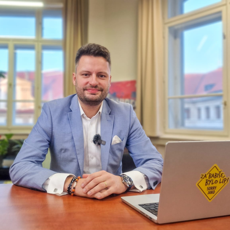 Obrázek epizody Nová totalita? Rakušan se zbavuje policisty kvůli kauze Dozimetr. V Česku vítězí lži. | Čau Praho #54