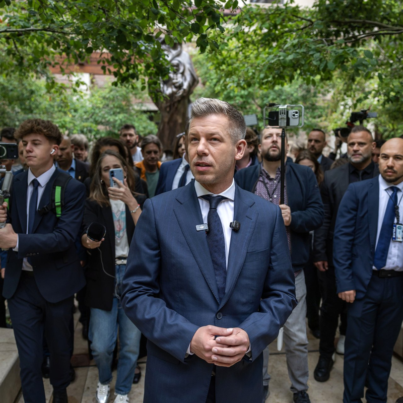 Obrázek epizody Nový maďarský premiér míří do Bruselu, kde ho čeká první velká zkouška. Promění zemi do srpna?