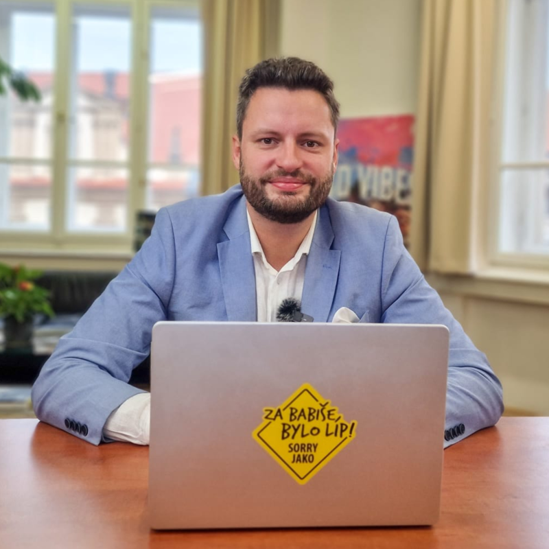 Obrázek epizody Čau Praho! #50: Až 40 milionů Kč z veřejných peněz použije Rakušan na svojí kampaň!