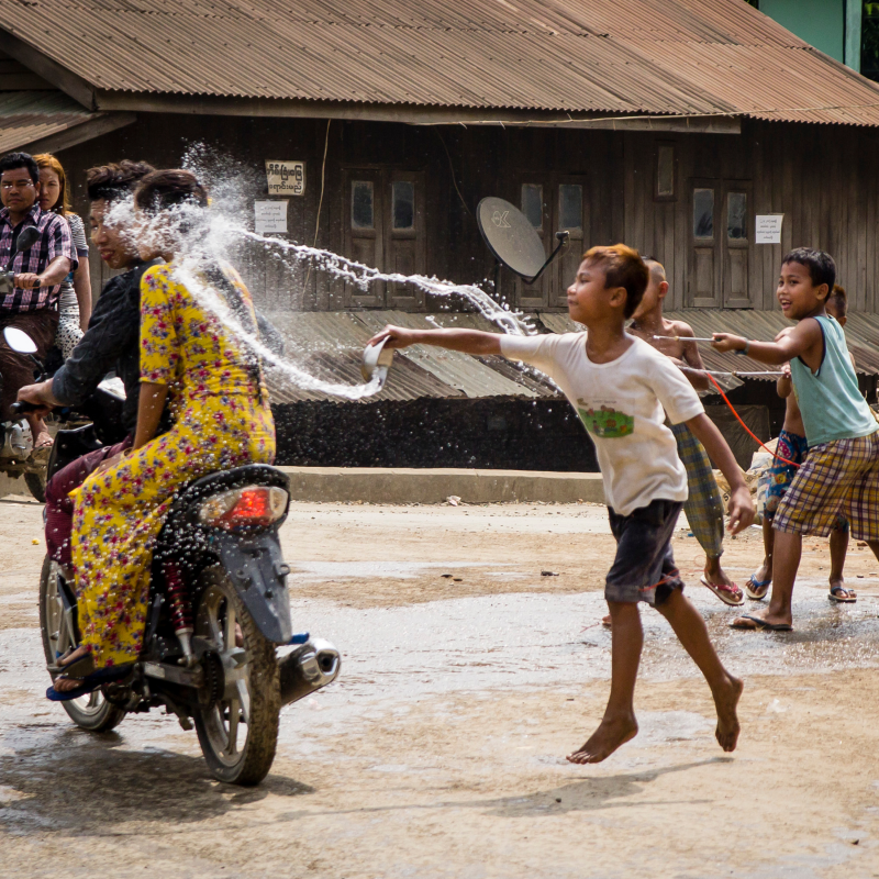 Obrázek epizody #9 Barmský Thingyan aneb jak paří na nový rok buddhisti
