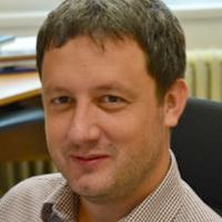 Obrázek epizody Udržitelná kuchyně#2 Jan Pivoňka, potravinářský technolog: Potraviny si dnes už na 3D tiskárnách tiskneme, je to velmi zajímavé. Taková vytištěná jahoda z masa chutná prostě jako jahoda. Budoucnost potravin tím ale řešit nelze.