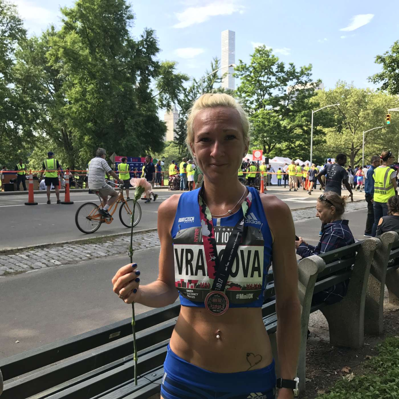 Obrázek epizody #10 Eva Vrabcová Nývltová: od běžeckého lyžování k běhu a mateřství