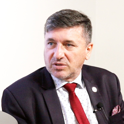 Obrázek epizody Stát není automatickou poukázkou na luxus, říká senátor Goláň