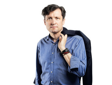 Obrázek epizody Rok poté už vláda nemůže dělat drastická opatření a jednat intuitivně. Nikdo nechce jít do předčasných voleb a Andrej Babiš toho využívá, říká komentátor Reflexu Bohumil Pečinka