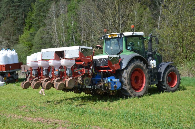Obrázek epizody Setí kukuřice do vyfrézovaných pásů