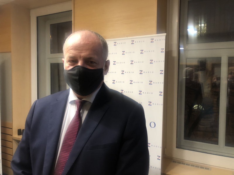 V polovině příštího roku se můžeme dočkat toho, že tu covid nebude v podobě, kdy by nás ohrožoval, říká Roman Prymula. Vakcíny proti covidu mají běžné nežádoucí reakce jako je zvýšená teplota, zprávy v médiích o zázračné účinnosti nejsou korektní.