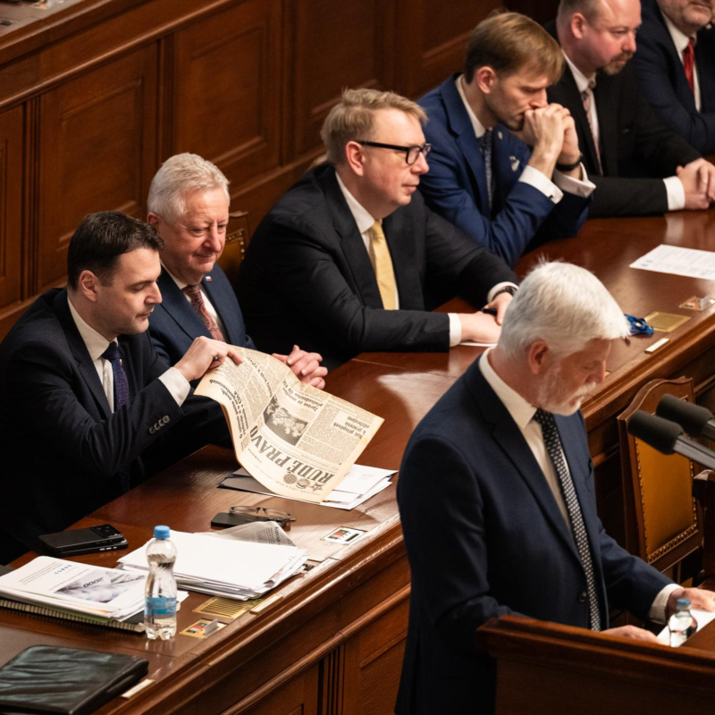 Obrázek epizody Úředníci už ani nesmějí prezidenta sdílet na sítích. Boj mezi Hradem a vládou pokračuje