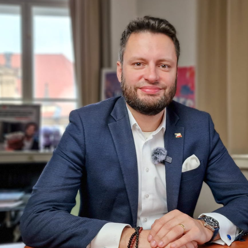 Obrázek epizody Poslední příležitost zabránit euru, konci spalovacích motorů a plynových kotlů. | Čau Praho! #86