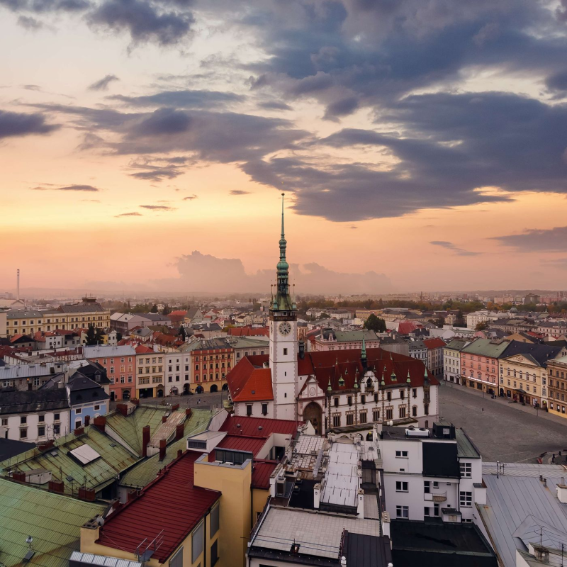 Obrázek epizody #nebududoma 11. díl: V Olomouckém kraji vás uvítá muzeum olomouckých tvarůžků i historických kočárů, termální prameny a krajské město nabité historií