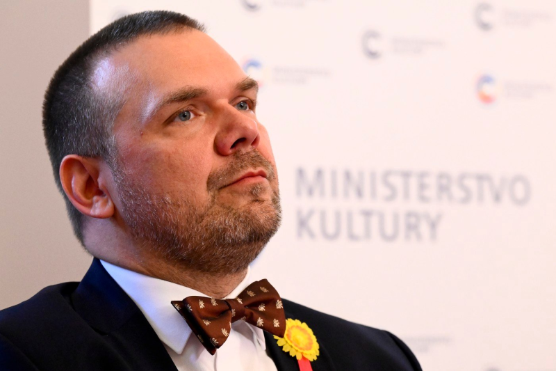 Obrázek epizody Vláda začíná boj s časem o televizní a rozhlasové poplatky. Na schválení má půl roku