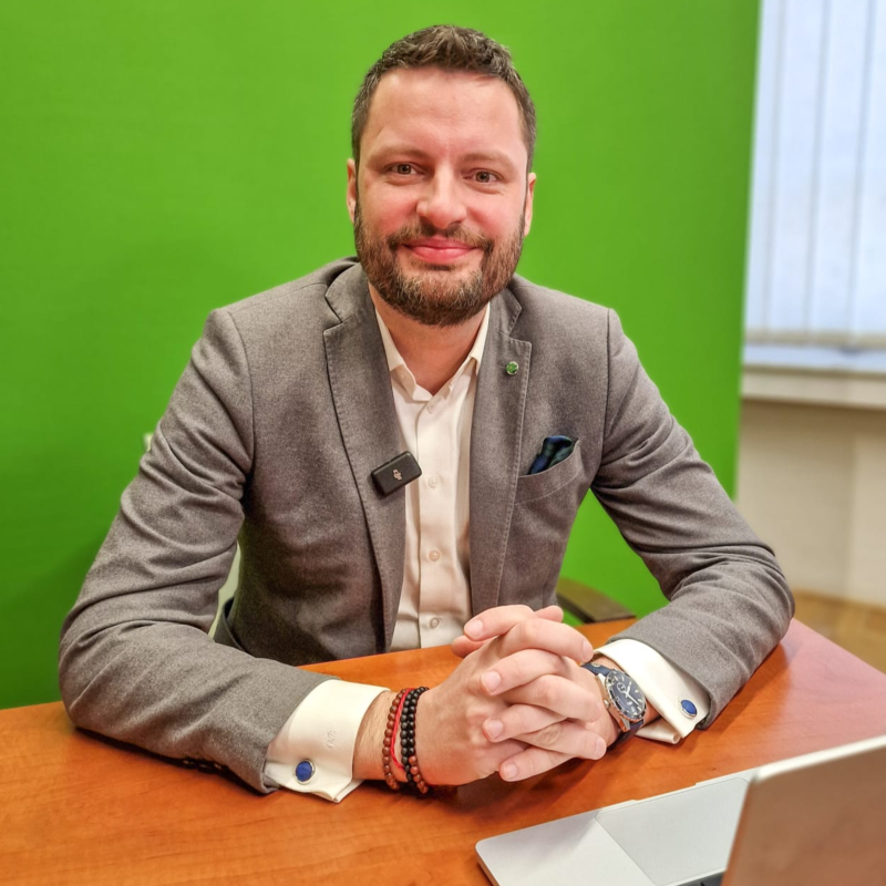 Obrázek epizody Vláda chce sledovat všechno, co děláte na internetu. Pirát udeřil úředníka. | Čau Praho #124