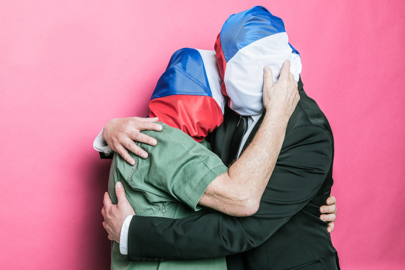 Obrázek epizody Zelenskyj neodešel a Navalnyj se vrátil. O politickém divadle a síle gest, za něž se ručí životem