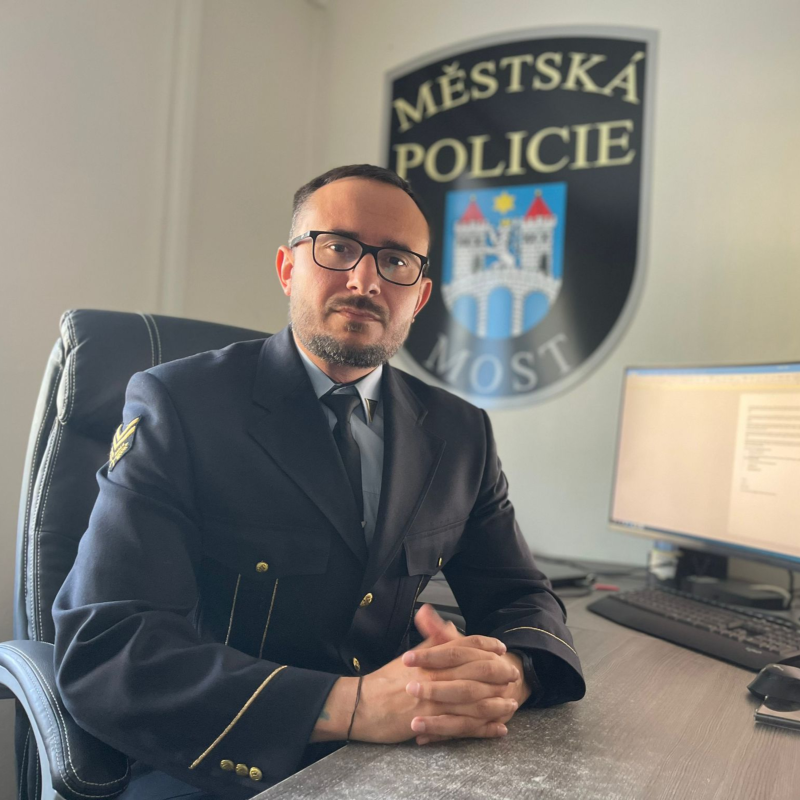 Obrázek epizody V Mostě se o víkendu odehrála tragická událost, kdy při sporu dospělých zemřelo malé dítě. Je vůbec v silách společnosti podobnému případu zabránit? Jaká je aktuální bezpečnostní situace ve městě?