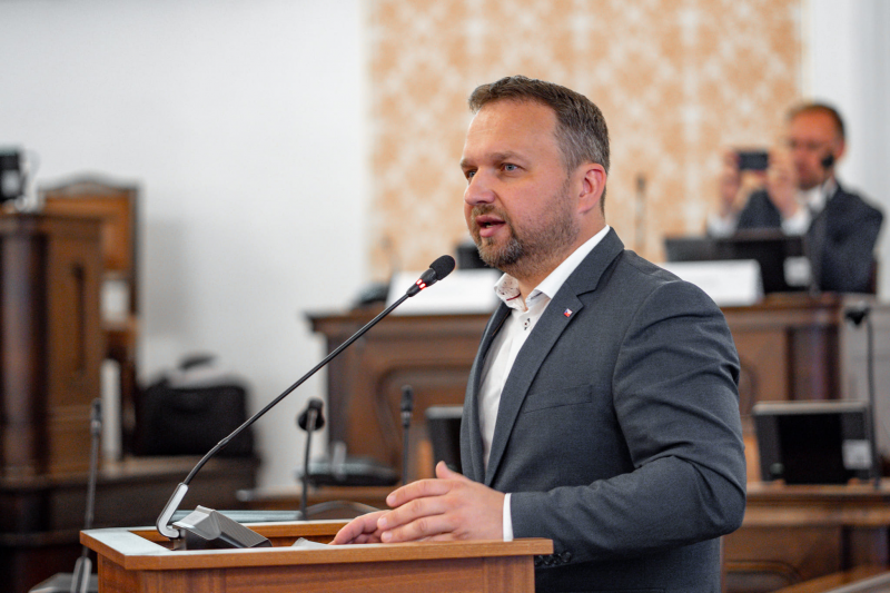 Obrázek epizody Vyplnit žádost o příspěvek na děti zabere na mobilu pár minut. Řekl Rádiu ZET Jurečka.