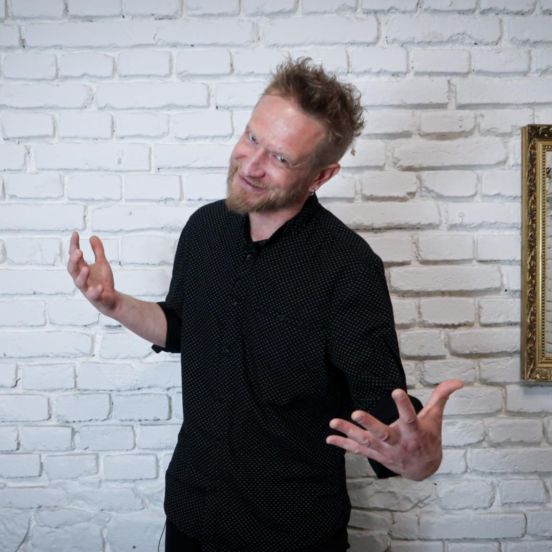 Obrázek epizody David Pavlík (Krucipüsku) o životě muzikanta, o vesmíru i o tom, že nikdo není odnikud...a taky proč už holky nehází kalhotky.