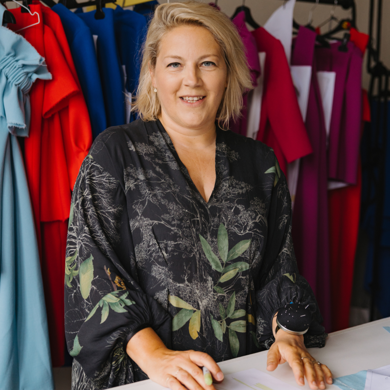 Obrázek epizody 29. díl. S módní návrhářkou Štěpánkou Pivcovou o módě, budování šatníku a práci pro první dámu